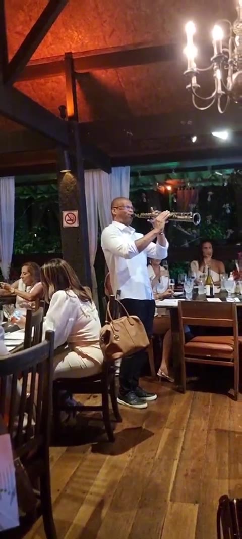 Moisés Limcor tocando saxofone ao vivo em evento corporativo no Rio de Janeiro